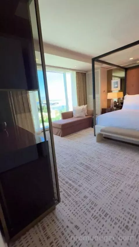 Wynn Tower Suite Salon bed picture #1