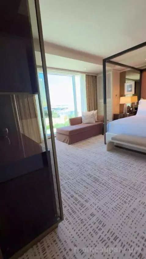 Wynn Tower Suite Salon bed picture #2