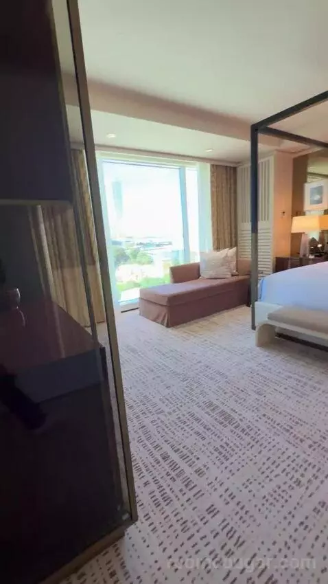 Wynn Tower Suite Salon bed picture #3