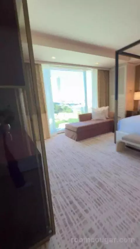Wynn Tower Suite Salon bed picture #4