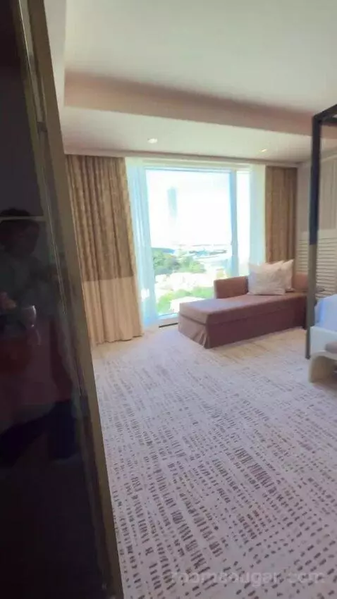 Wynn Tower Suite Salon bed picture #5