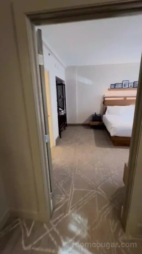Governor's Suite bed picture #1