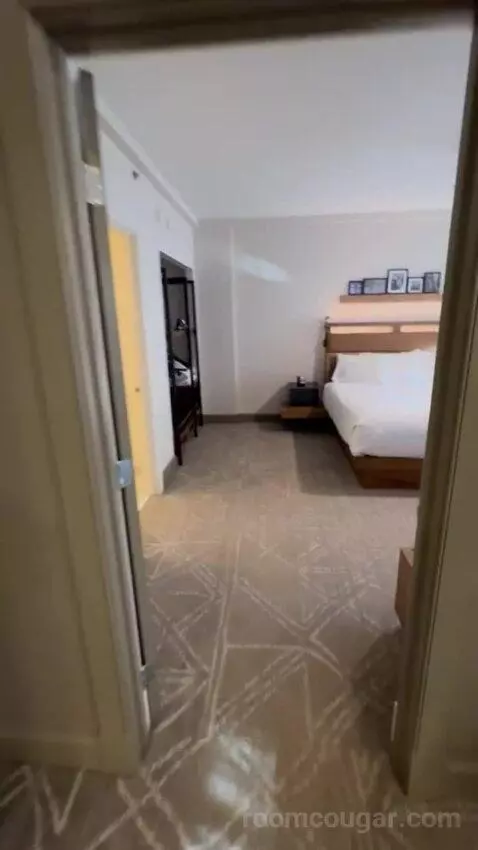 Governor's Suite bed picture #2