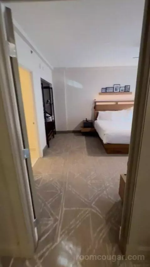 Governor's Suite bed picture #3
