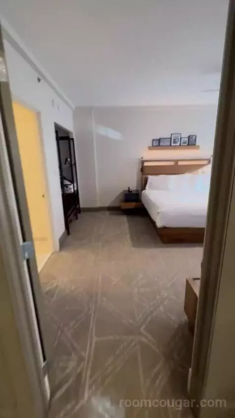 Governor's Suite bed picture #4