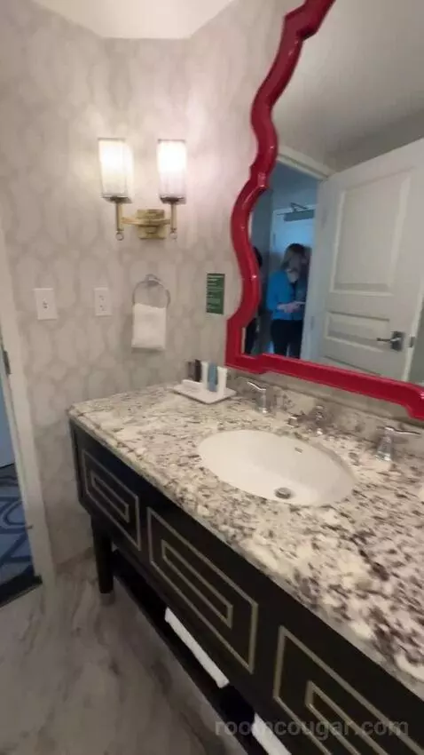 Bordeaux Eiffel View Room 2 Queens bathroom picture #7