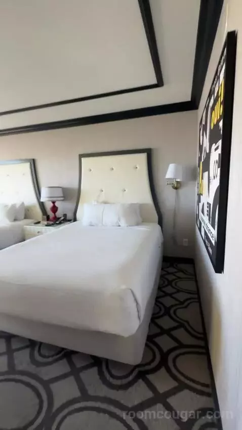 Bordeaux Eiffel View Room 2 Queens bed picture #1