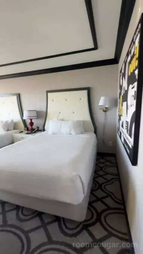 Bordeaux Eiffel View Room 2 Queens bed picture #2