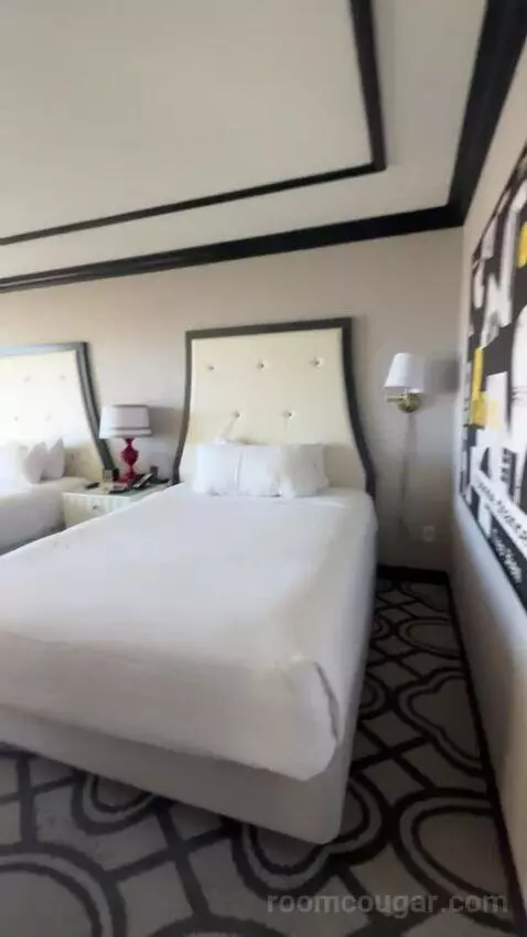 Bordeaux Eiffel View Room 2 Queens bed picture #3