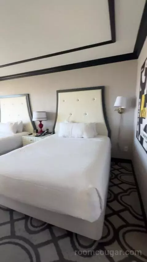 Bordeaux Eiffel View Room 2 Queens bed picture #4