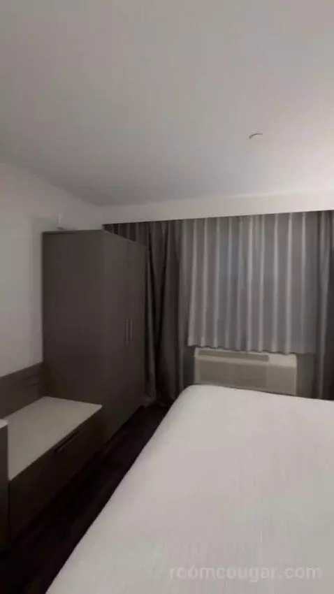 King Suite bed picture #7