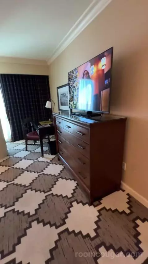 Spacious Colonial Corner Room 1 King Bed picture #17