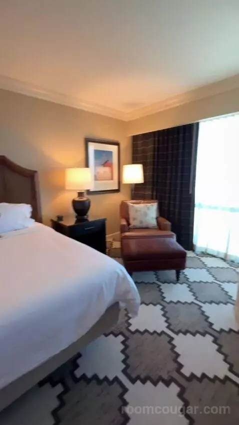 Spacious Colonial Corner Room 1 King Bed bed picture #2