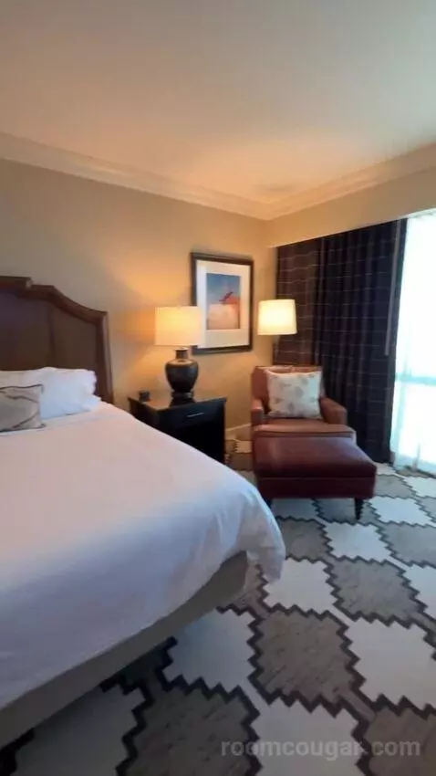 Spacious Colonial Corner Room 1 King Bed bed picture #3