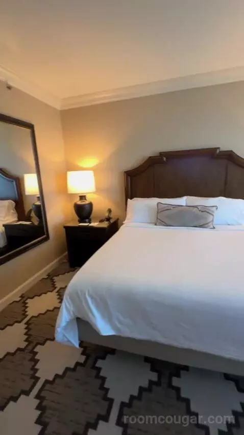 Spacious Colonial Corner Room 1 King Bed bed picture #9