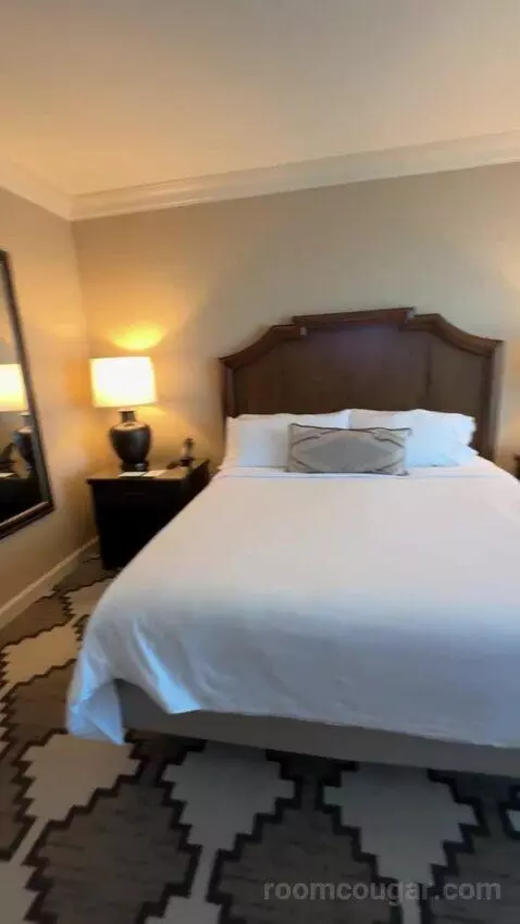 Spacious Colonial Corner Room 1 King Bed bed picture #11
