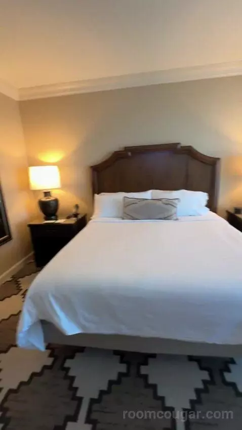 Spacious Colonial Corner Room 1 King Bed bed picture #12