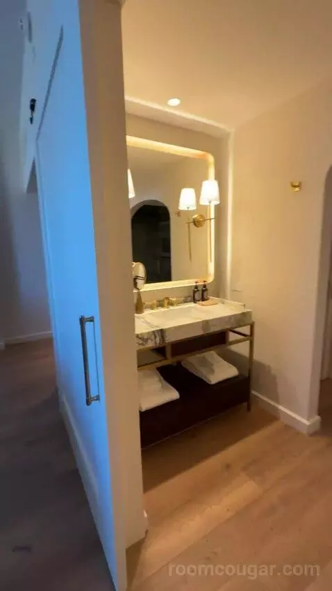 King Loft bathroom picture #2