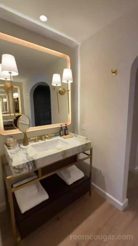 King Loft bathroom picture #3