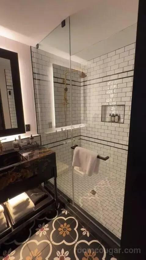 Deluxe Queen Room with Two Queen Beds - Hearing Accessible bathroom picture #1