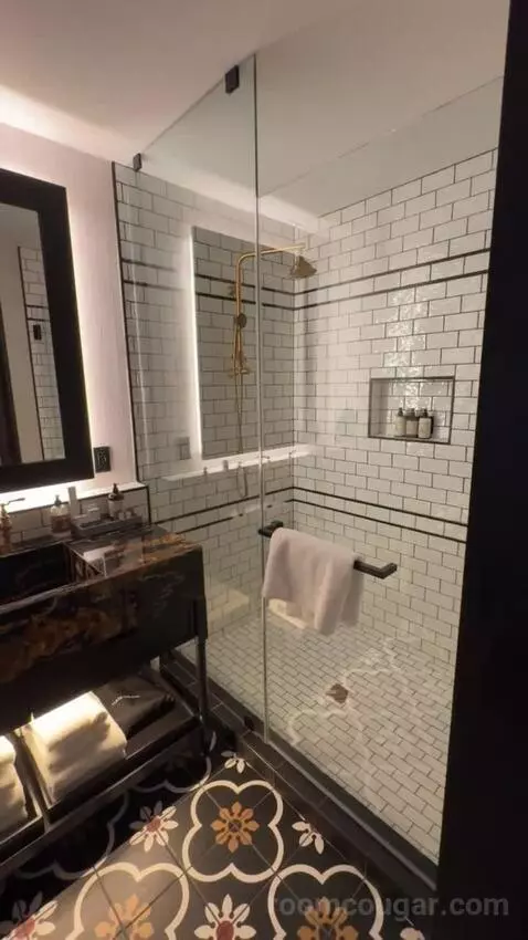Deluxe Queen Room with Two Queen Beds - Hearing Accessible bathroom picture #2