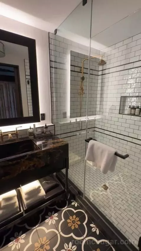 Deluxe Queen Room with Two Queen Beds - Hearing Accessible bathroom picture #3