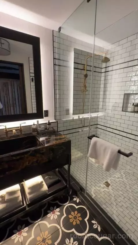 Deluxe Queen Room with Two Queen Beds - Hearing Accessible bathroom picture #4