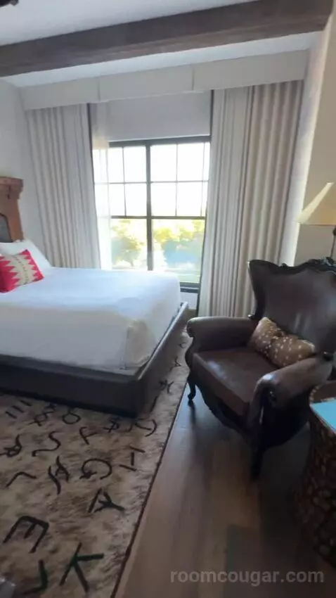 Deluxe Queen Room with Two Queen Beds - Hearing Accessible bed picture #2