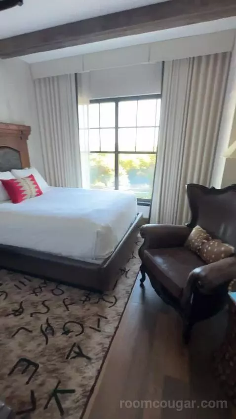 Deluxe Queen Room with Two Queen Beds - Hearing Accessible bed picture #3