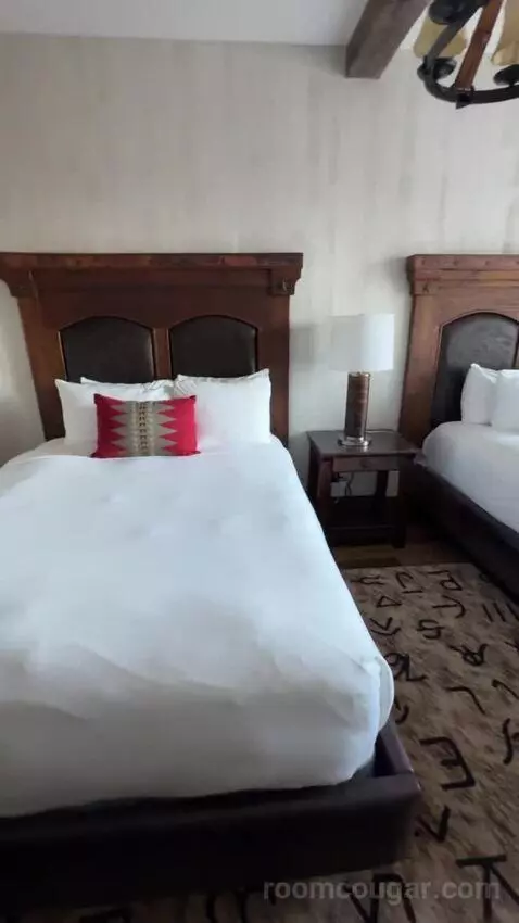 Deluxe Queen Room with Two Queen Beds - Hearing Accessible bed picture #9