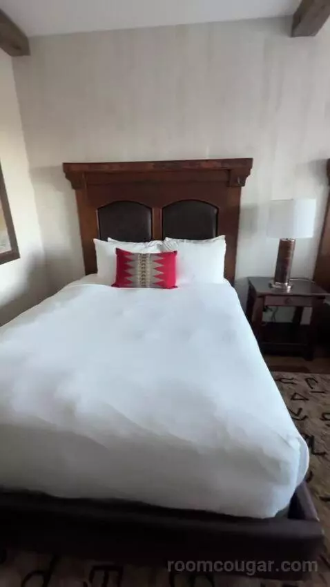 Deluxe Queen Room with Two Queen Beds - Hearing Accessible bed picture #12