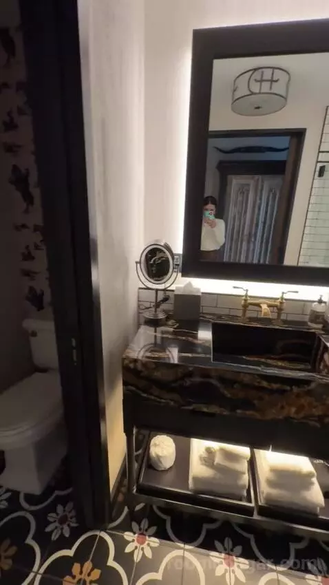 Deluxe Queen Room with Two Queen Beds - Hearing Accessible bathroom picture #7