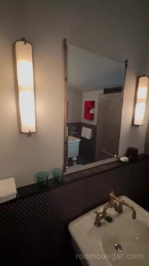 Suite 1 (#1) bathroom picture #5