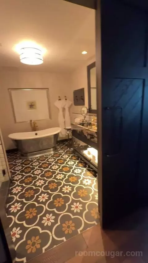 King Room with Top Bunks bathroom picture #1