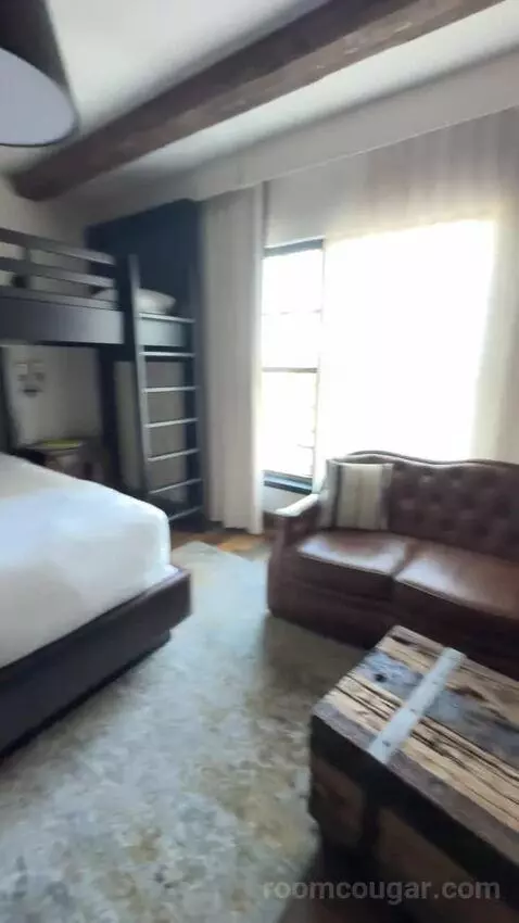 King Room with Top Bunks bed picture #1