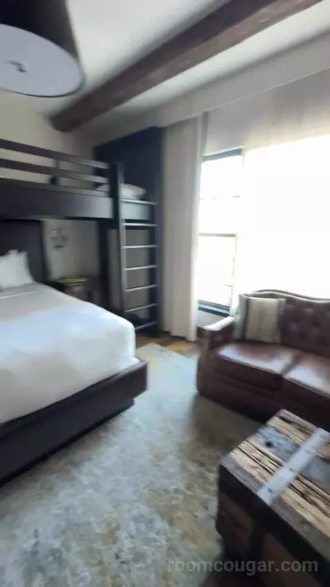 King Room with Top Bunks bed picture #2