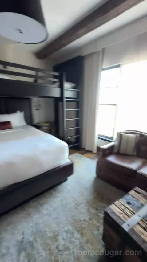 King Room with Top Bunks bed picture #3