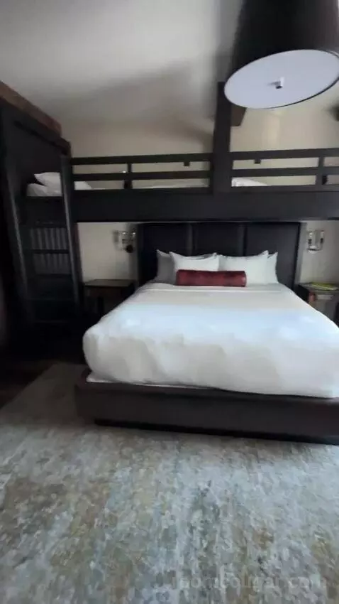 King Room with Top Bunks bed picture #6