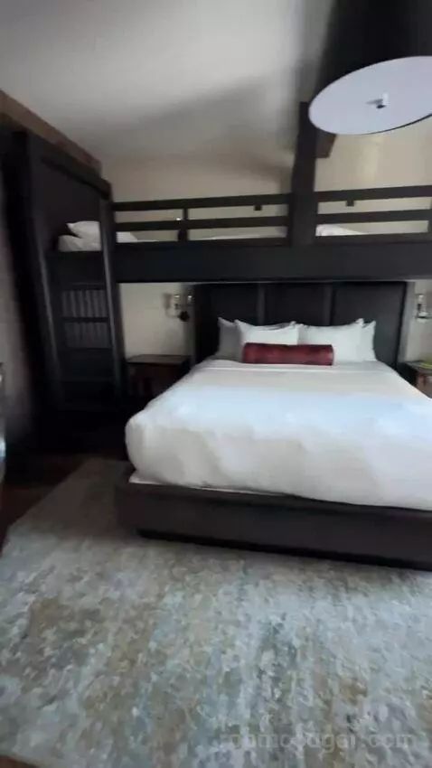 King Room with Top Bunks bed picture #7
