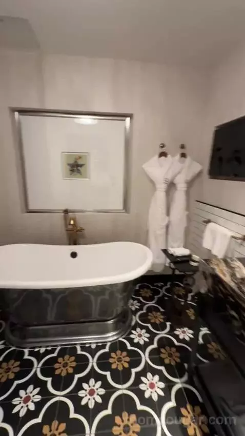 King Room with Top Bunks bathroom picture #5