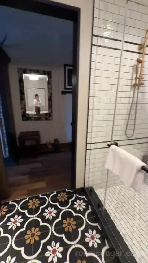 King Room with Top Bunks bathroom picture #8