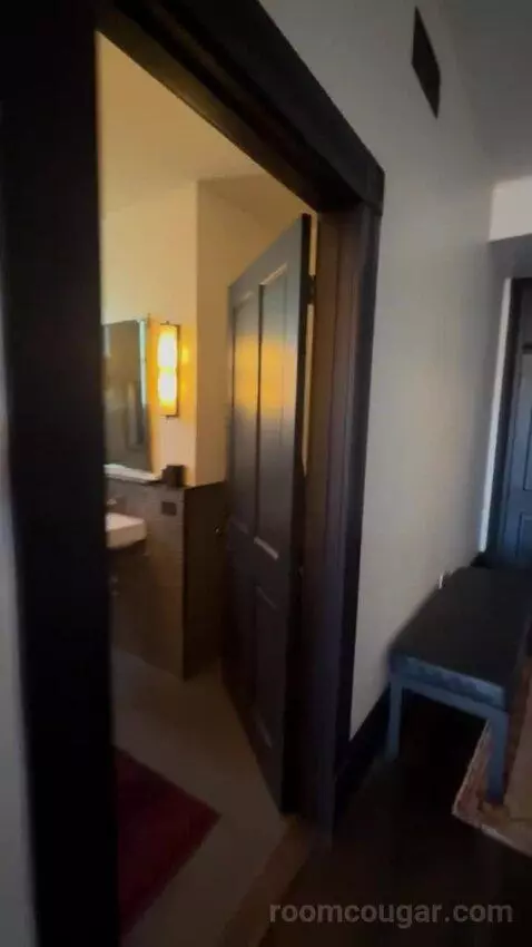 Suite 4 (#4) bathroom picture #1