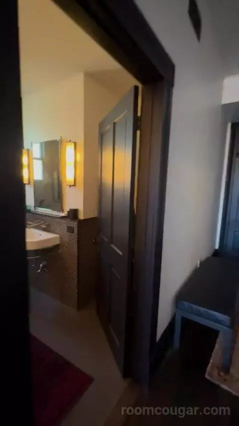 Suite 4 (#4) bathroom picture #2