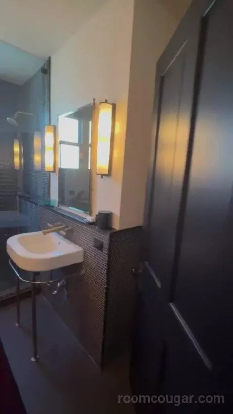 Suite 4 (#4) bathroom picture #5