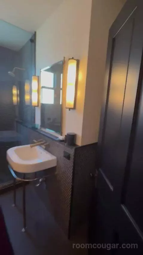 Suite 4 (#4) bathroom picture #7