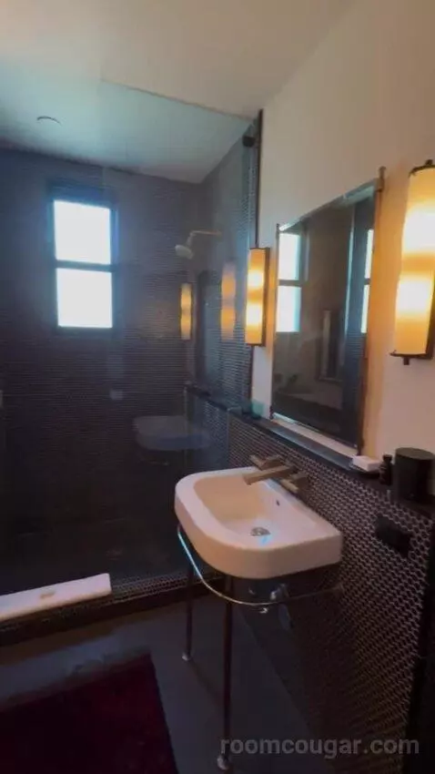 Suite 4 (#4) bathroom picture #9