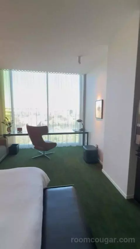 Suite with Lake View bed picture #5