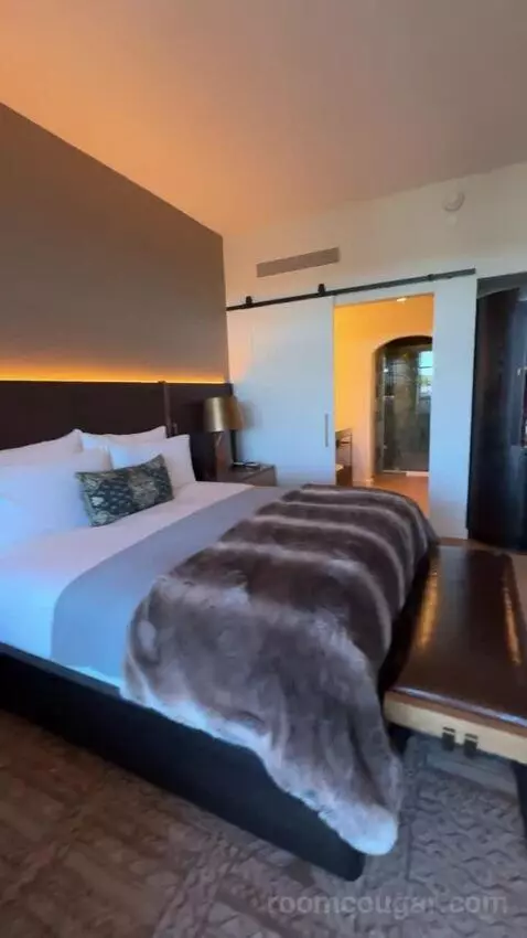 King Room with Balcony bed picture #4