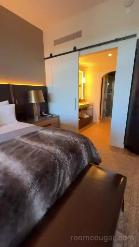 King Room with Balcony bed picture #9