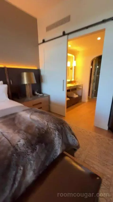 King Room with Balcony bed picture #12